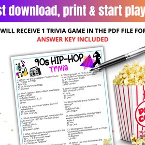 K&ouml;nnte beinhalten: Ein 90er-Jahre Hip-Hop-Quizspiel im PDF-Format mit einem Antwortschl&uuml;ssel. Das Spielblatt liegt neben einem Stift und einem Beh&auml;lter mit frischem Popcorn. Der Text auf dem Popcornbeh&auml;lter lautet "fresh POPCORN DELICIOUS NUTRIT".