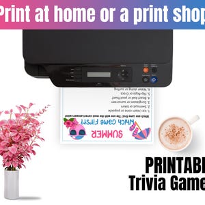 Puede incluir: Una impresora negra que expulsa una hoja de papel con un juego de trivia de verano que incluye el texto "Which came first?" y "SUMMER". Junto a la impresora hay un jarr&oacute;n blanco con hojas rosas y una taza blanca con una bebida marr&oacute;n.