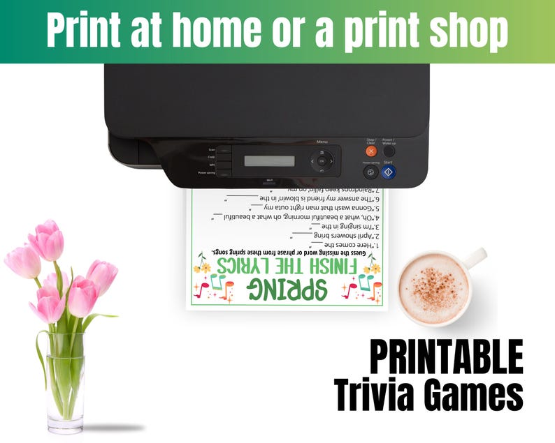 Puede incluir: Una impresora negra imprimiendo una hoja de juego de trivia con el texto "Finish the Lyrics" y "Spring". Un jarr&oacute;n de cristal con tulipanes rosas y una taza de caf&eacute; tambi&eacute;n est&aacute;n en la imagen. El texto "Print at home or a print shop" est&aacute; en la parte superior.