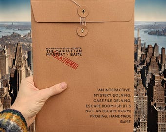 Könnte beinhalten: Ein beigefarbener Papierumschlag mit Schnur- und Knopfverschluss. Auf der Vorderseite steht der Text Moon Rising Mysteries Presents: The Manhattan Mystery - Game, ein roter Classified-Stempel und eine Beschreibung des interaktiven Spiels.