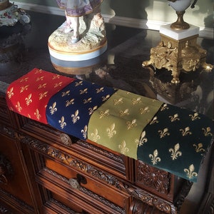 Amostras de tecido Fleur de Lis, veludo com bordado dourado