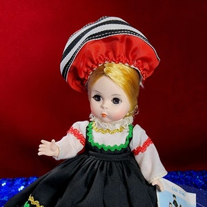 Finland #561 20cm Madame Alexander International Puppe mit Original Box & Wrist Tag, Ausgezeichneter Zustand