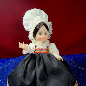 Norwegen #584 20cm Madame Alexander International Puppe mit Original Box & Anhänger, sehr guter Zustand, Vintage