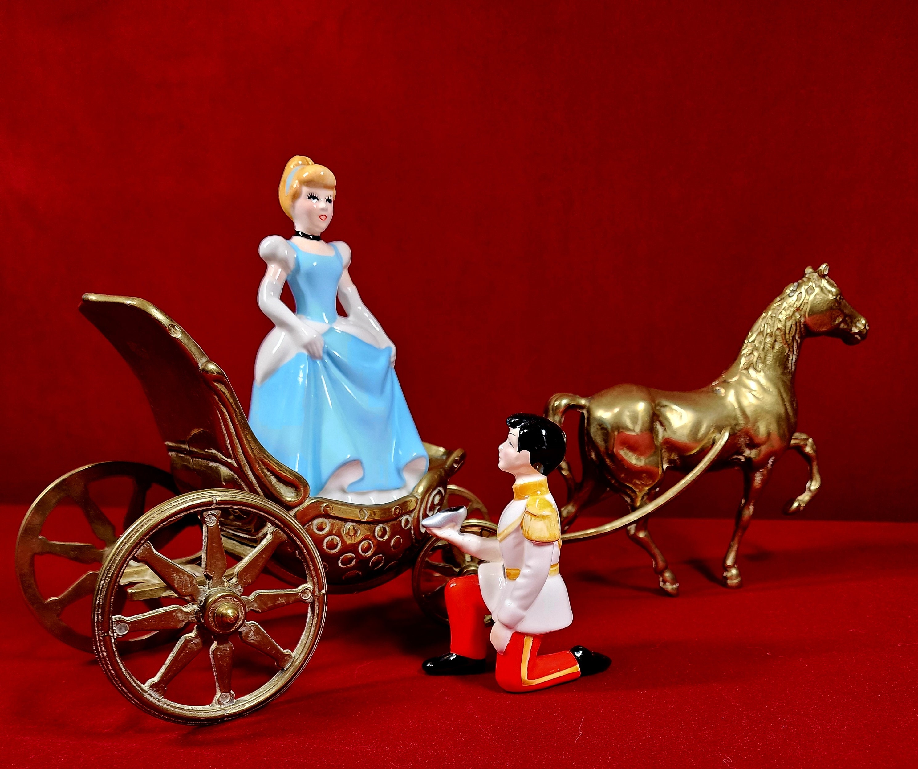 Cheval et calèche en laiton – Statues élégantes pour la décoration intérieure