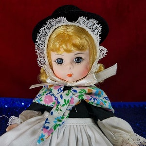 Great Britain #558 20cm Madame Alexander International Puppe mit Original Box & Anhänger, sehr guter Zustand, Vintage