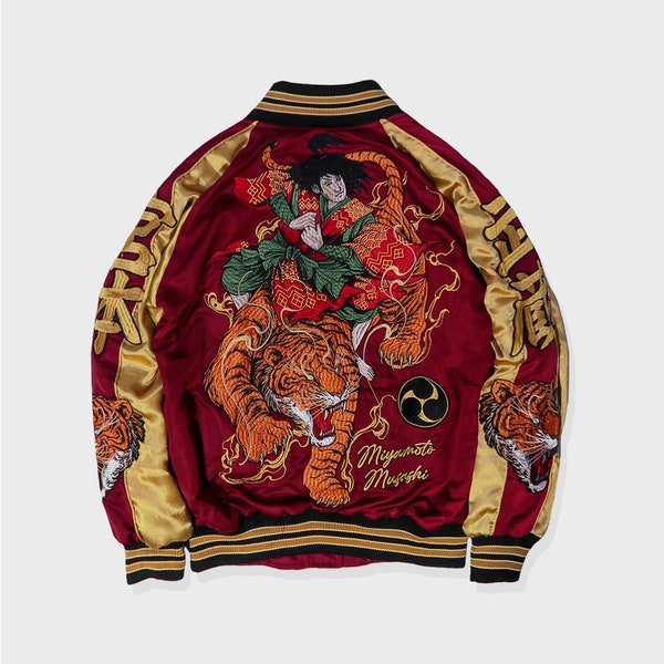 Tiger Japan Kriegerin Varsity Jacke Rot - Sukajan - Japanischer Street Style - Gesticktes asiatisches Symbolisch - Unisex - Erhältlich Größe S-3XL