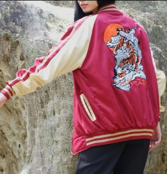 アウターその他 SAND SOUND Sukajan Jacket Wine Tiger Stone Sukajan Varsity Jacket - Maroon - Gold