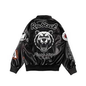 Op de afbeelding: Zwart leren jack met een witte beerprint op de rug. Het jack heeft de woorden "Rascal" en "First Step in Life" erop gedrukt.