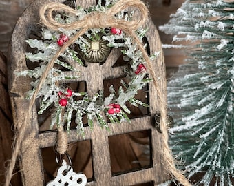 Mini Christmas Wreath: Dollhouse Tiered Tray Decor