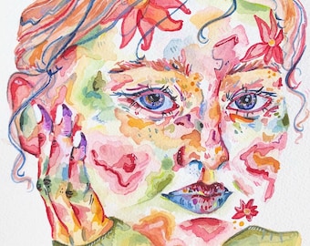 Une femme aquarelle avec des marguerites roses sur la peau