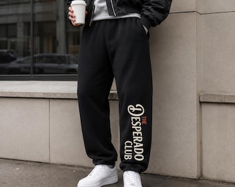 Sudadera y pantalón de chándal del Club Desperado, estilo explorador de mazmorras, de Carl, conjunto a juego para amantes de los libros, merchandising de DCC, regalo de DCC para él, regalo para ella.