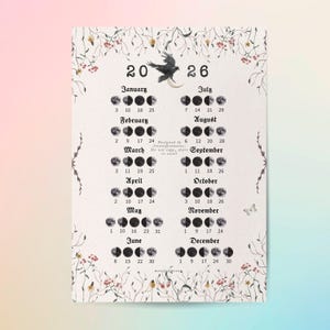 Può includere: Calendario delle fasi lunari beige del 2026 con illustrazioni floreali e di corvi. Il calendario mostra le fasi lunari per ogni mese, con il testo "Designed by manifestmoon. Do not copy, share or resell."