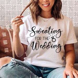 結婚式のために汗をかくTシャツ、花嫁のための婚約シャツ、花嫁シャツ、未来の奥さん、花嫁と花嫁介添人シャツ、婚約したキラキラのシャツ