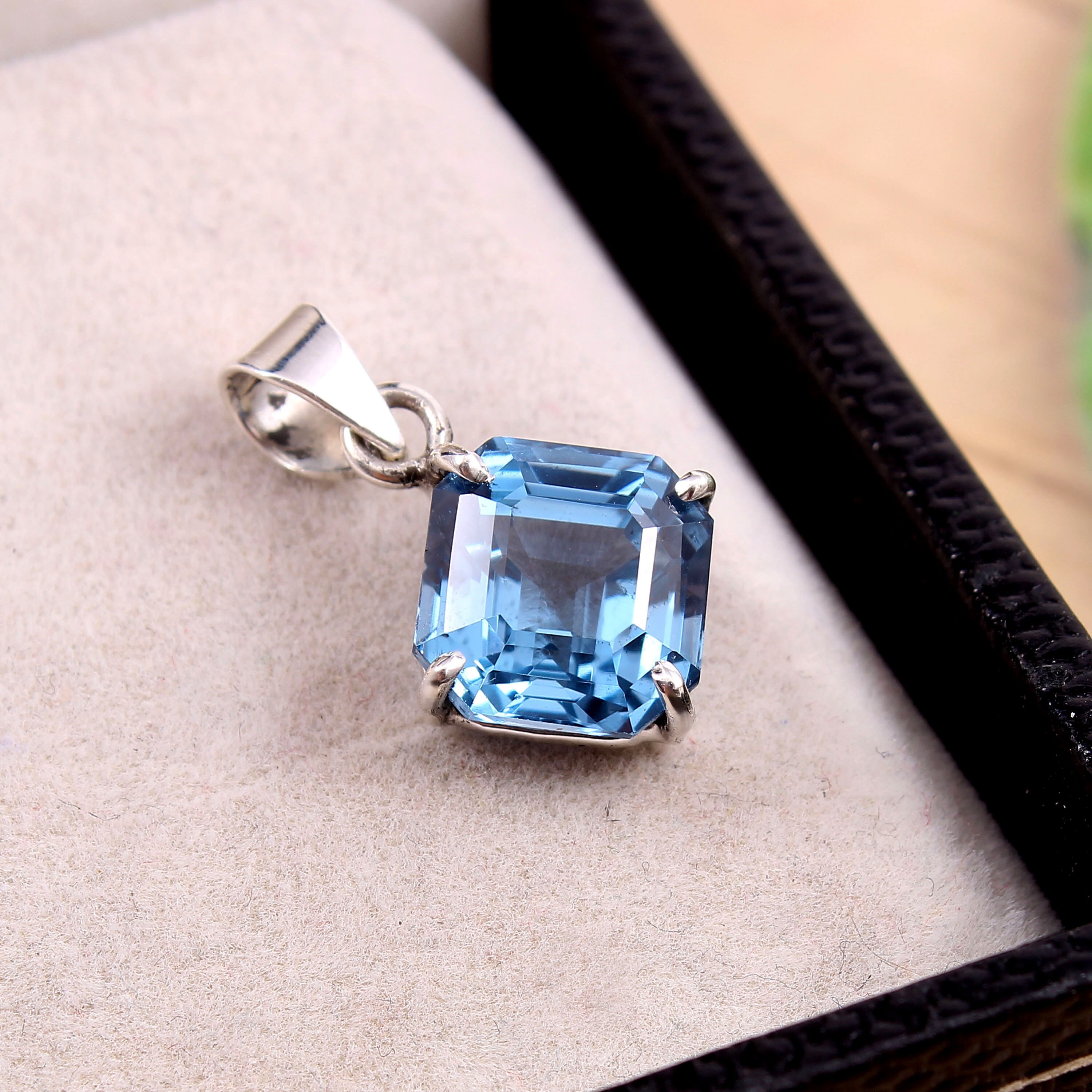 This is a 1.67ct Valued and Certified Untreated Natural Padparadscha  Sapphire Sunset Colour. Padparadscha sapphire is a type of sapphire that is  highly prized for its unique and rare color. The name ..., image size:3000x3000