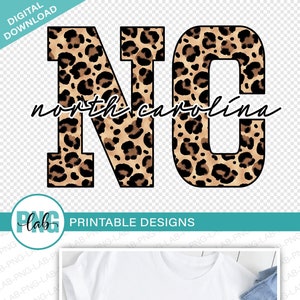 Könnte beinhalten: Ein digitaler Download eines Grafikdesigns mit den Buchstaben "NC" in einem Leopardenmuster. Die Buchstaben sind schwarz umrandet und der Text "north carolina" ist darunter in Kursivschrift geschrieben.
