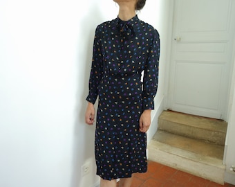 Robe vintage en soie noire à fleurs, manches longue col cravate