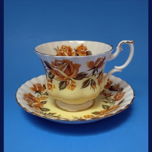 Vintage Royal Albert Lakeside Serie-Buttermere fine bone china teacup & saucer made in England with unique caramel roses on yellow and white
