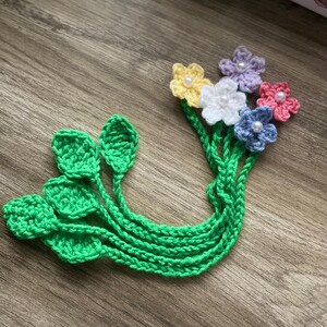 Set di segnalibri con fiori all'uncinetto