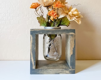 Vase en pot Mason en bois | Boîte pour centre de table | Pot de fleurs Mason Jar | Jardinière en bois | Décoration d'intérieur de table de ferme | Cadeau de pendaison de crémaillère