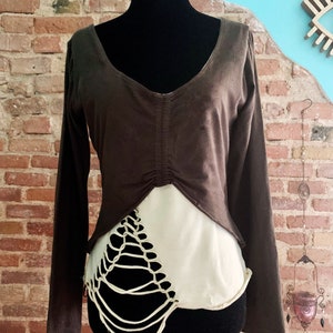 Vintage asymmetrisch boho-shirt met lange mouwen, onafhankelijke ontwerpers unieke etnische bruine vrouwenblouse gemaakt in Spanje, elegante casual top