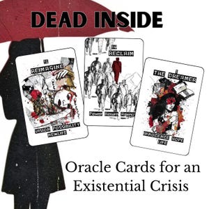 Può includere: Tre carte oracolo rettangolari con illustrazioni a inchiostro nero, bianco e rosso. Le carte mostrano il testo DEAD INSIDE, REIMAGINE, RECLAIM, POWER RETURN AGENCY, THE DREAMER, INNOCENCE HOPE LIFE e Oracle Cards for an Existential Crisis.