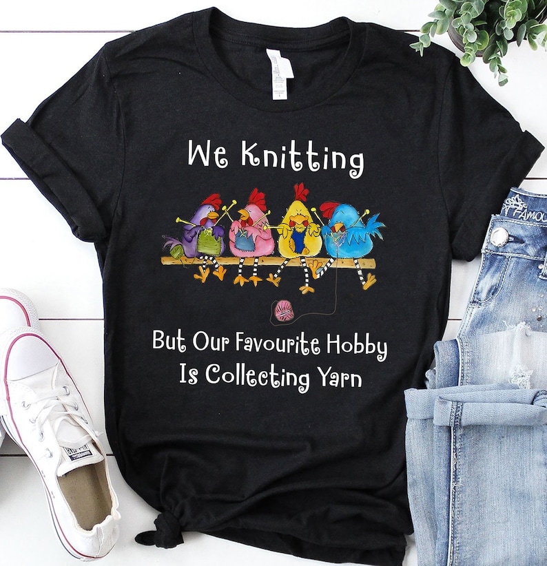 We breien, maar onze favoriete hobby is het verzamelen van garen shirt | Grappig breien Shirt | Breiliefhebber, breicadeau | Grappig Knitter Shirt afbeelding 1