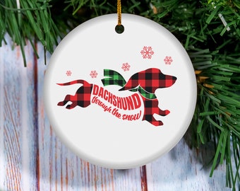 Adorno de cerámica dachshund / Adorno de Navidad Dachshund / Regalo de Dachshund / Dachshund a través del adorno navideño Snow Doxie Dog Plaid