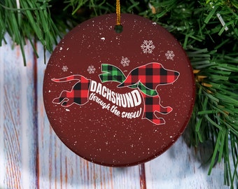 Adorno de cerámica dachshund / Adorno de Navidad Dachshund / Regalo dachshund / Dachshund a través del adorno de regalo de Navidad Snow Doxie Dog Plaid