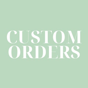 Pode incluir: Texto branco em um fundo verde claro que diz "CUSTOM ORDERS".