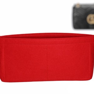 以下が含まれることがあります： ハンドバッグ用の赤いフェルト製バッグインサート。インサートには2つのコンパートメントがあり、ハンドバッグの内側を整理するのに役立ちます。