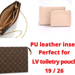Puede incluir: Inserción para bolsa de aseo de monograma marrón y beige con interior de cuero PU. La inserción tiene varios compartimentos y está diseñada para adaptarse a una bolsa de aseo LV 19/26.