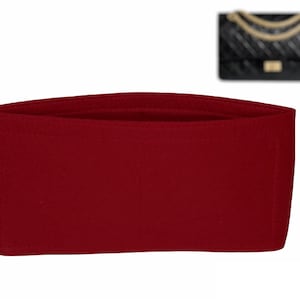Puede incluir: Un inserto de bolsa de fieltro rojo para un bolso de mano. El inserto está diseñado para ayudar a mantener la bolsa organizada y en buen estado.