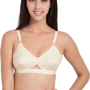 Pode incluir: Um conjunto de três canecas de cerâmica com acabamento fosco e salpicado. As canecas são em tons de creme, cinza claro e cinza escuro. Cada caneca tem um design simples e minimalista e uma alça arredondada.