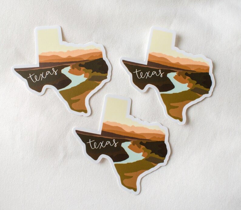 Puede incluir: Tres pegatinas con la forma de Texas, cada una con un dise&ntilde;o de paisaje. El dise&ntilde;o incluye un r&iacute;o, monta&ntilde;as y la palabra "texas" en una fuente de escritura. La paleta de colores incluye tonos de marr&oacute;n, verde y beige.