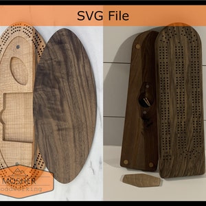 Op de afbeelding: Een houten cribbage-bord met een walnoot afwerking. Het bord is ovaalvormig en heeft een scharnierend deksel. Het deksel opent om een ​​opbergvak voor pionnen en een scorekaart te onthullen. Het bord is gemaakt door Mosher Woodworking.