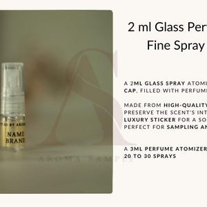Może przedstawiać: Szklany atomizer do pr&oacute;bek perfum o pojemności 2 ml z przezroczystym szkłem i złotą etykietą z napisem "NAME BRAND". Atomizer ma cienką dyszę rozpylającą i przezroczystą zakrętkę. Atomizer do perfum o pojemności 3 ml zawiera zazwyczaj od 20 do 30 rozpyleń.