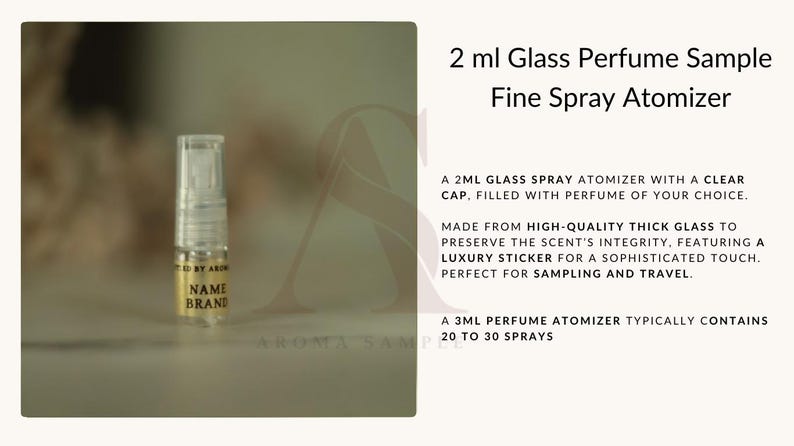 Może przedstawiać: Szklany atomizer do pr&oacute;bek perfum o pojemności 2 ml z przezroczystym szkłem i złotą etykietą z napisem "NAME BRAND". Atomizer ma cienką dyszę rozpylającą i przezroczystą zakrętkę. Atomizer do perfum o pojemności 3 ml zawiera zazwyczaj od 20 do 30 rozpyleń.