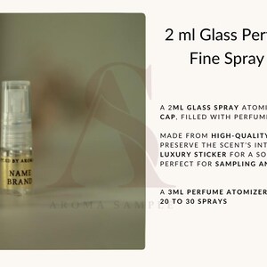 Puede incluir: Un atomizador de muestra de perfume de vidrio transparente de 2 ml con una etiqueta dorada que dice "NAME BRAND". El atomizador tiene una boquilla de pulverizaci&oacute;n fina y una tapa transparente. Un atomizador de perfume de 3 ml suele contener de 20 a 30 pulverizaciones.