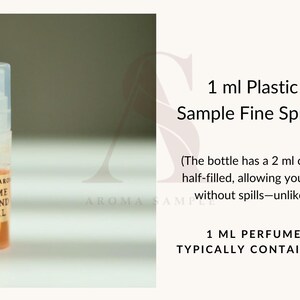 Może przedstawiać: Przezroczysty plastikowy atomizer do pr&oacute;bek perfum o pojemności 1 ml z ż&oacute;łtym płynem w środku. Butelka ma etykietę z napisem "ED BY ARD NAME BRAND 1 ML".