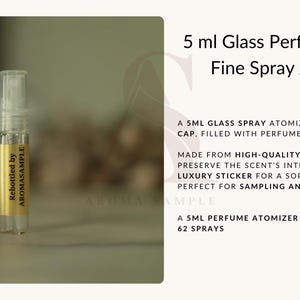 Może przedstawiać: Przezroczysty szklany atomizer do pr&oacute;bek perfum o pojemności 5 ml z złotą etykietą z napisem "Rebottled by AROMASAMPLE". Atomizer ma cienką dyszę rozpylającą i jest idealny do podr&oacute;ży.