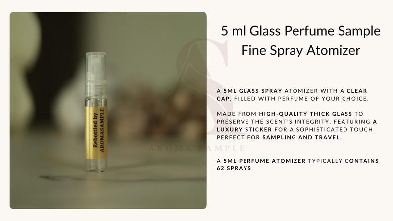 Może przedstawiać: Przezroczysty szklany atomizer do pr&oacute;bek perfum o pojemności 5 ml z złotą etykietą z napisem "Rebottled by AROMASAMPLE". Atomizer ma cienką dyszę rozpylającą i jest idealny do podr&oacute;ży.