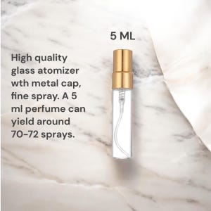 K&ouml;nnte beinhalten: Ein transparenter Glaszerst&auml;uber mit einem goldenen Metallverschluss und einer feinen Spr&uuml;hd&uuml;se. Der Zerst&auml;uber ist 5 ml gro&szlig; und kann etwa 70-72 Spr&uuml;hst&ouml;&szlig;e abgeben.