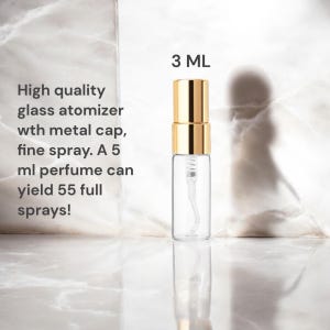 K&ouml;nnte beinhalten: Ein transparenter Glaszerst&auml;uber mit einem goldenen Metallverschluss und einer feinen Spr&uuml;hd&uuml;se. Der Zerst&auml;uber ist 3 ml gro&szlig; und steht auf einer wei&szlig;en Oberfl&auml;che. Der Text "3 ML" ist &uuml;ber dem Zerst&auml;uber gedruckt.