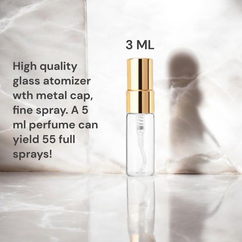 K&ouml;nnte beinhalten: Ein transparenter Glaszerst&auml;uber mit einem goldenen Metallverschluss und einer feinen Spr&uuml;hd&uuml;se. Der Zerst&auml;uber ist 3 ml gro&szlig; und steht auf einer wei&szlig;en Oberfl&auml;che. Der Text "3 ML" ist &uuml;ber dem Zerst&auml;uber gedruckt.