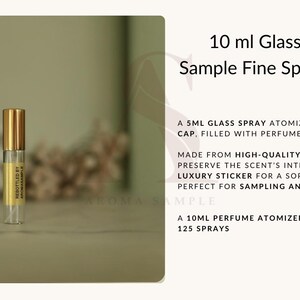 Puede incluir: Un atomizador de muestra de perfume de vidrio de 10 ml con una tapa dorada. El atomizador est&aacute; hecho de vidrio grueso de alta calidad para preservar la integridad del aroma. Cuenta con una etiqueta de lujo para un toque sofisticado. Un atomizador de perfume de 10 ml normalmente contiene 125 pulverizaciones.