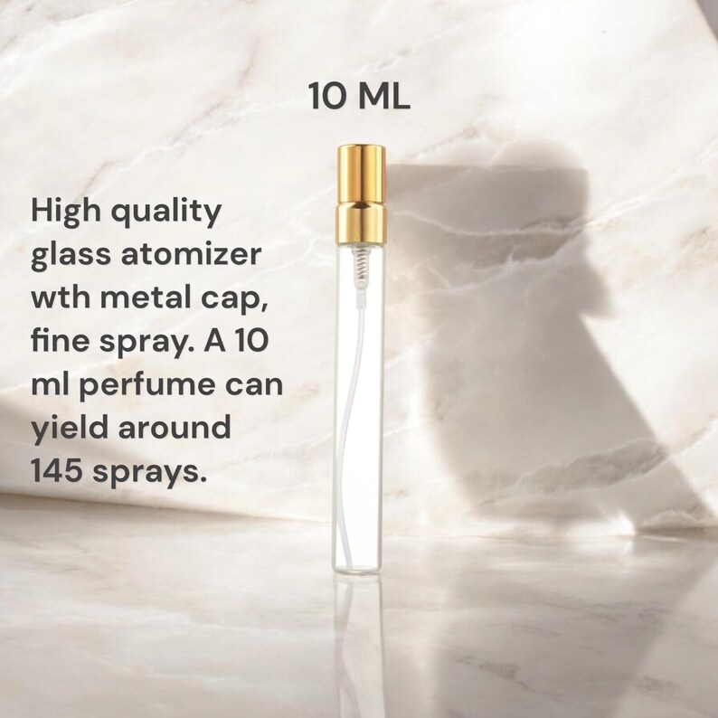 K&ouml;nnte beinhalten: Ein transparenter Glaszerst&auml;uber mit goldfarbenem Metallverschluss und feinem Spr&uuml;hstrahl. Der Zerst&auml;uber ist 10 ml gro&szlig; und kann etwa 145 Spr&uuml;hst&ouml;&szlig;e erzeugen. 10 ML