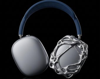 Può includere: Cuffie over-ear con archetto blu scuro e due padiglioni distinti. Un padiglione ha una finitura argento opaco liscia, mentre l'altro è racchiuso in una struttura metallica argentata organica, simile a una rete, con aperture irregolari.