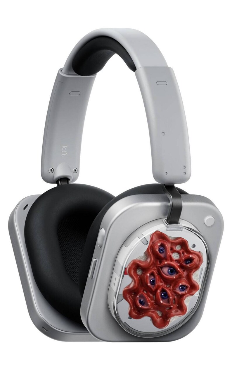 Puede incluir: Auriculares plateados de diadema con almohadillas negras. El auricular derecho presenta un dise&ntilde;o rojo de aspecto org&aacute;nico con m&uacute;ltiples ojos azules. La diadema es gris y el auricular izquierdo est&aacute; etiquetado como "Left".
