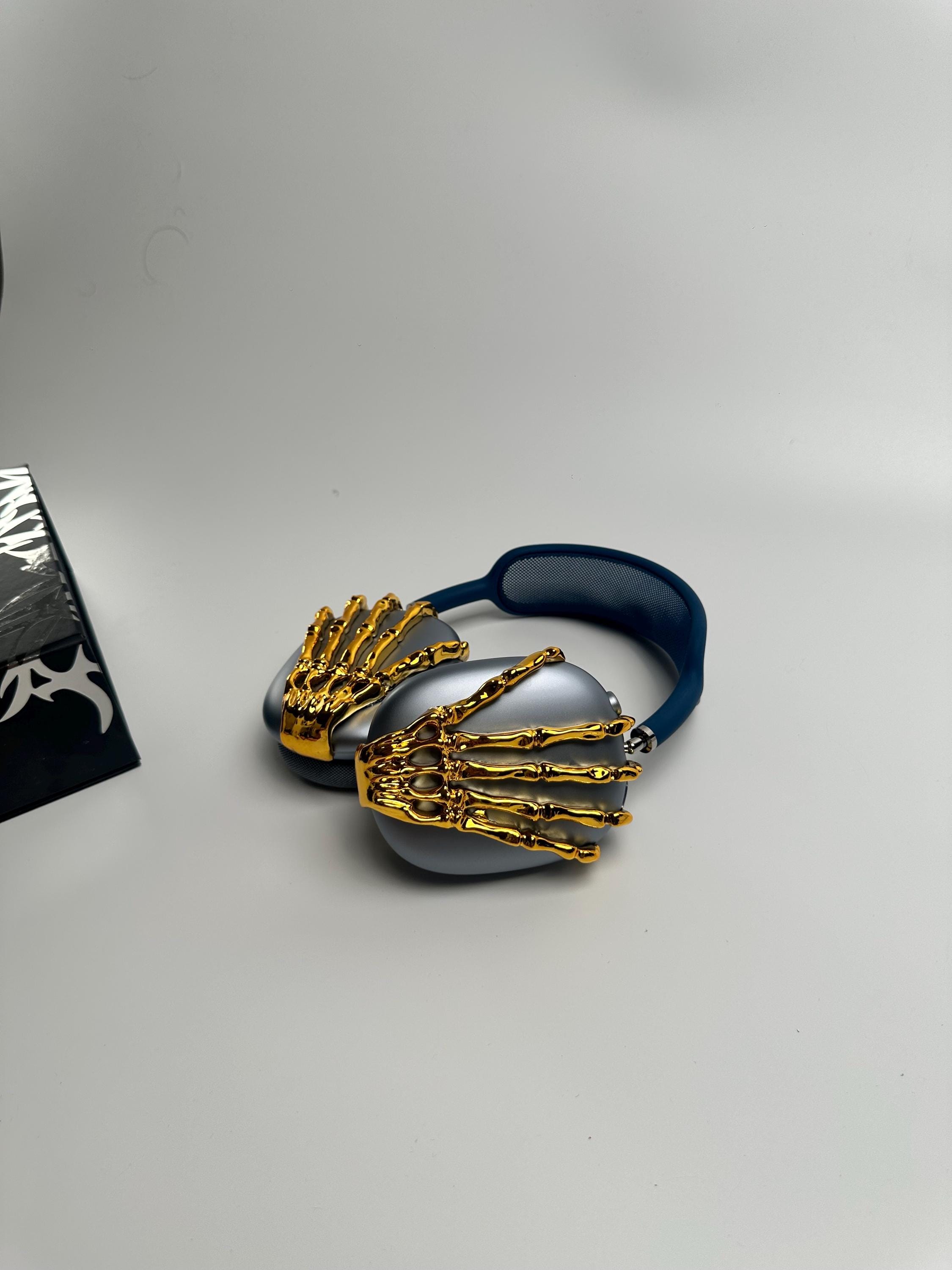 小物 THE EON airpods max case Skeleton the eon AirPods max スケルトンヘッドカバー - メルカリ