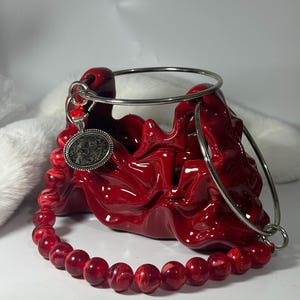 Sac Savora à poignée supérieure par Tudze, accessoires Savage Aura, mini sac tendance en perles, idée tenue, sac imprimé 3D, rouge cerise, brownie, émeraude